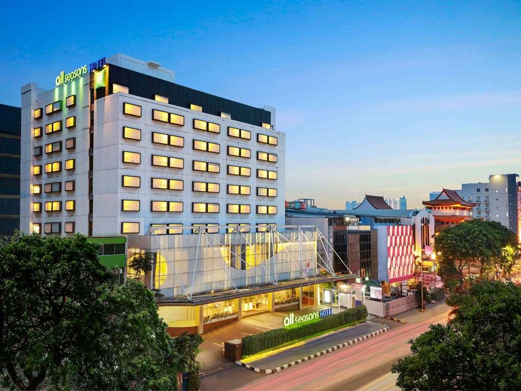 Ibis Styles Jakarta Gajah Mada Экстерьер фото